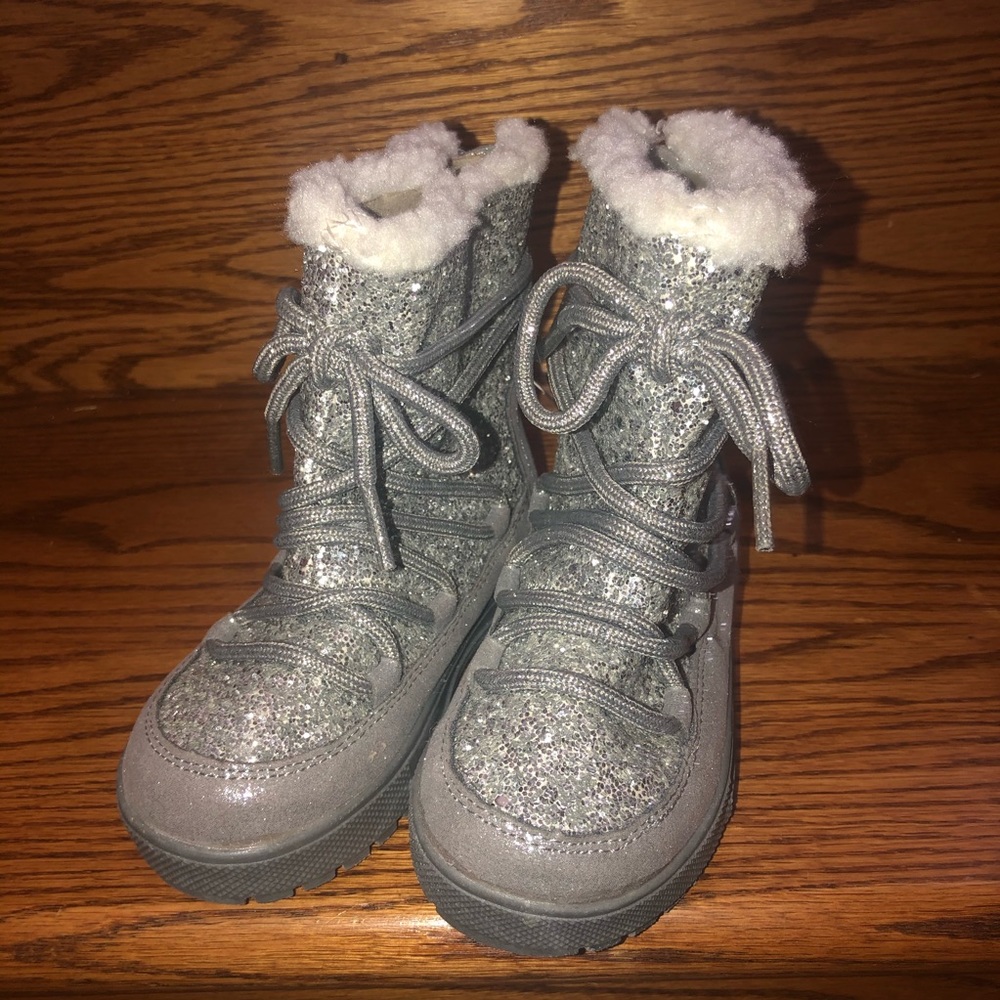 NWT ADORABLE Silver glitter Boots Size 8 Toddler